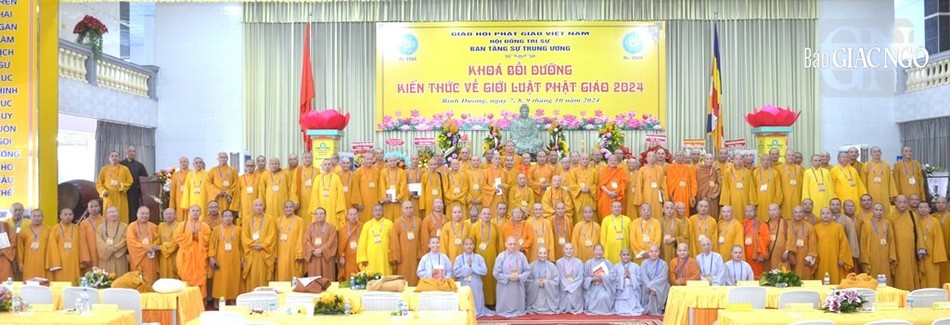 Chụp hình lưu niệm Bế mạc khóa bồi dưỡng kiến thức về Giới luật Phật giáo năm 2024