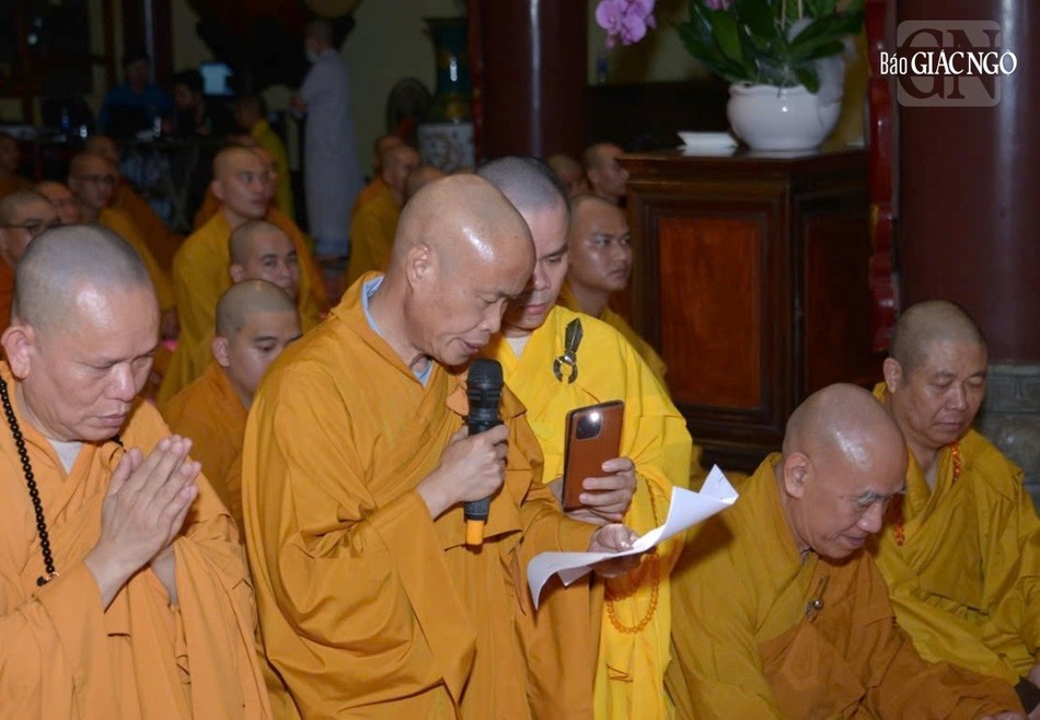 Thượng tọa Thích Tâm Minh trùng tuyên lời phát nguyện của cố Trưởng lão Hòa thượng Thích Minh Châu dưới cội Bồ-đề thiêng - nơi Đức Phật thành đạo trong chuyến chiêm bái Phật tích tại Ấn Độ năm 1994