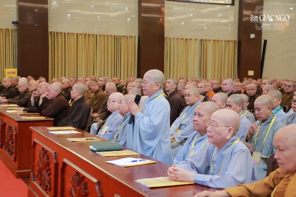 Ni trưởng Thích nữ Như Thảo đặt câu hỏi liên quan đến phép trai Tăng khi chư Ni được mời đến tại các chùa Tăng và việc Tăng lễ chư Ni khi được thờ chung tại tổ đường - Ảnh: Trung Thắng