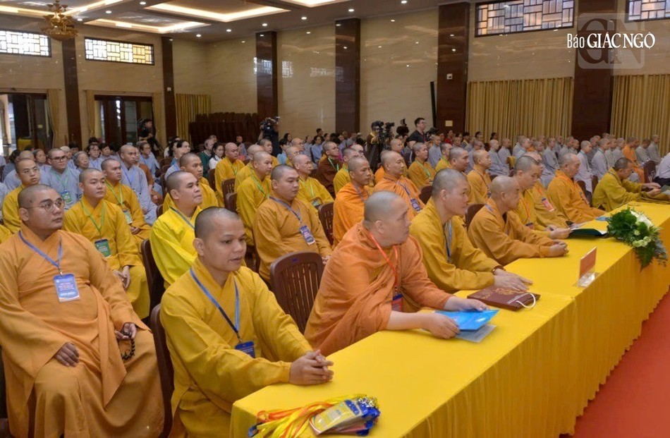 Chư tôn đức lãnh đạo các quận huyện và chư Tăng tham dự Chư tôn đức lãnh đạo các quận huyện và chư Tăng tham dự