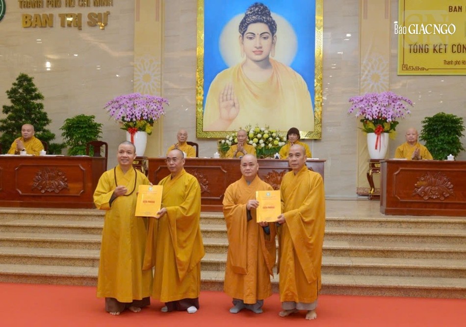 Trao quyết định điều chỉnh nhân sự nhiệm kỳ 2022-2027 Trao quyết định điều chỉnh nhân sự nhiệm kỳ 2022-2027