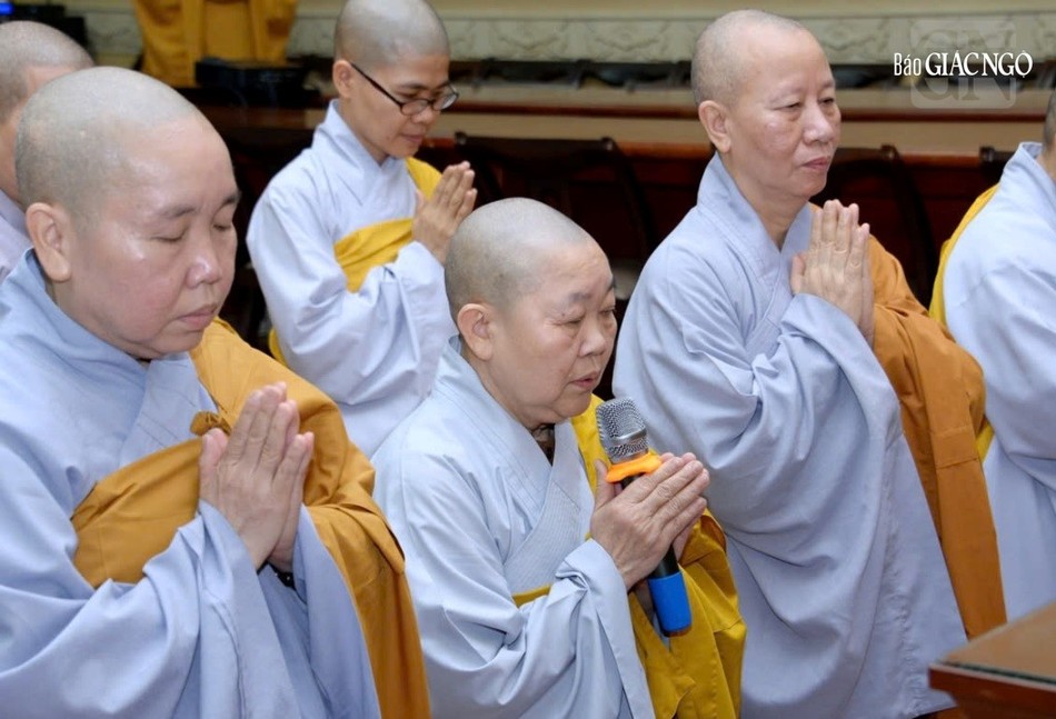 Ni trưởng Thích Đàm Thành dâng lời trình bạch lên Đức Pháp chủ GHPGVN Ni trưởng Thích Đàm Thành dâng lời trình bạch lên Đức Pháp chủ GHPGVN