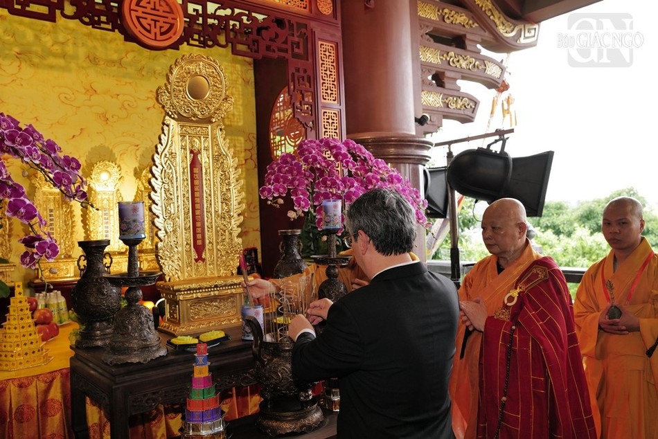 Lãnh đạo Thành phố tưởng niệm các anh hùng, liệt sĩ