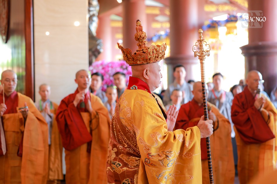 Hòa thượng Thích Lệ Trang gia trì chính tại pháp sự