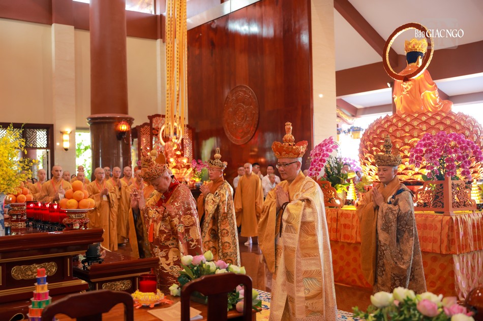 Chư tôn đức được thỉnh gia trì cho đàn tràng