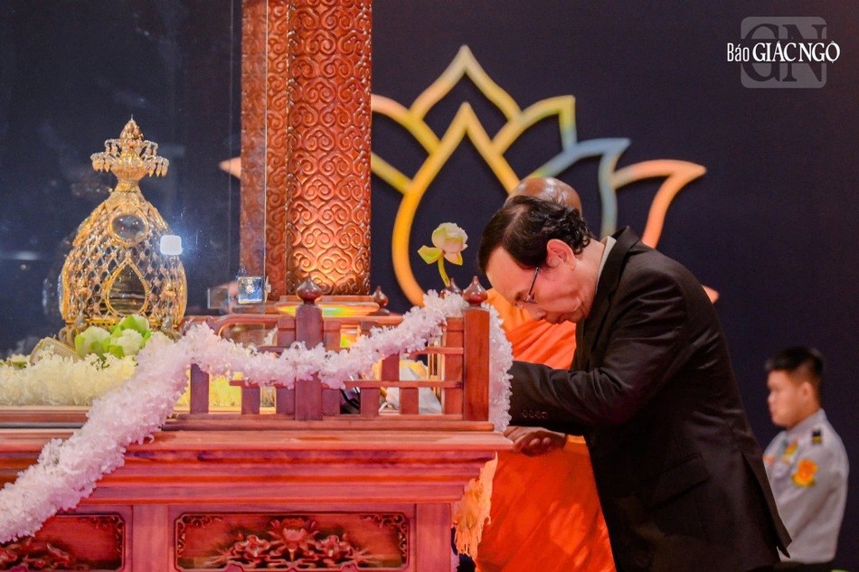 Bí thư Thành ủy Nguyễn Văn Nên dâng hoa cúng dường xá-lợi Đức Phật