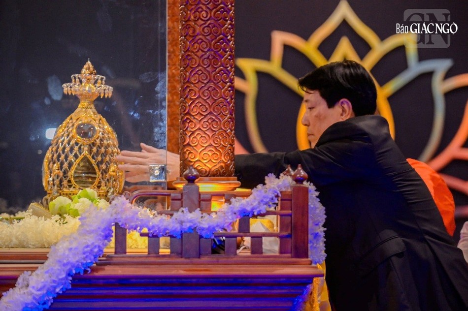 Chủ tịch nước Lương Cường tại nơi tôn trí xá-lợi Đức Phật