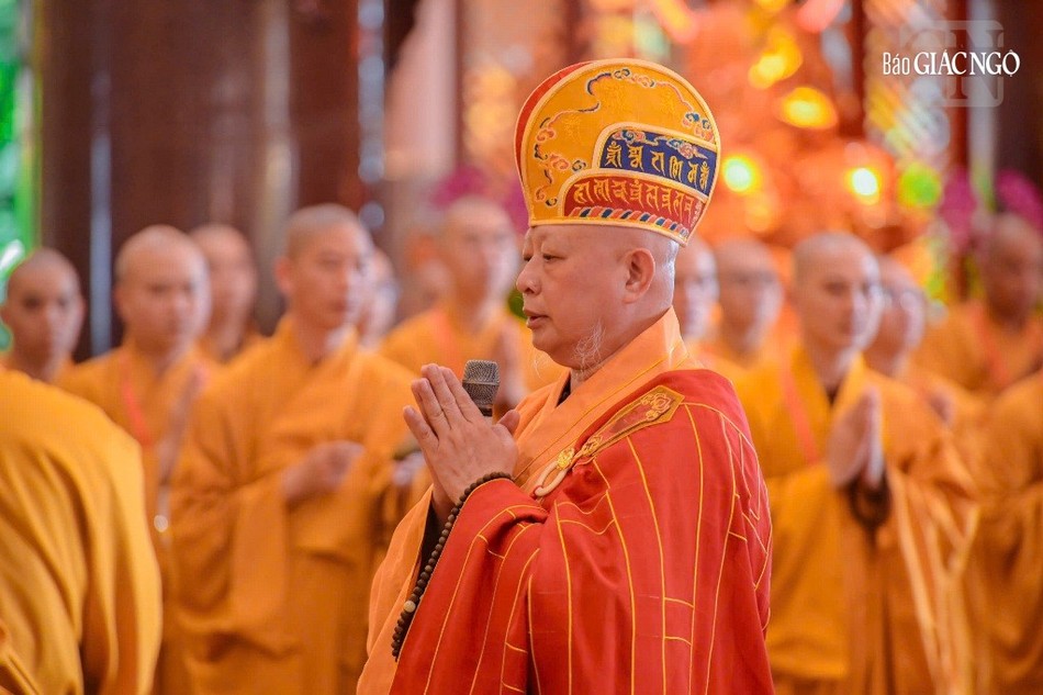 Hòa thượng Thích Lệ Trang sám chủ lễ khai đàn