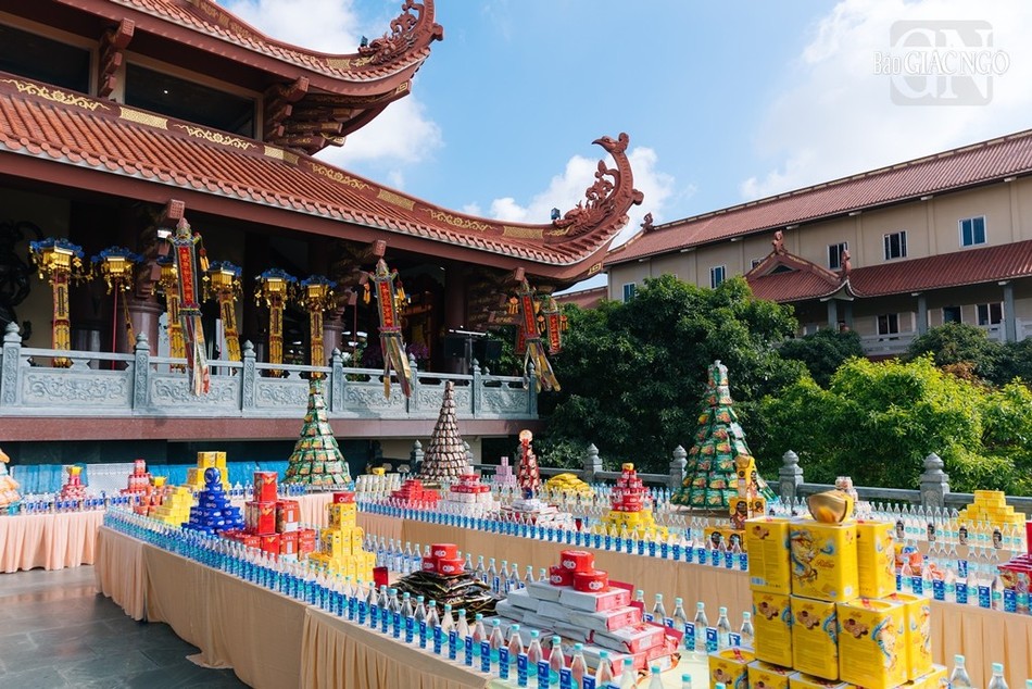 Vật phẩm dâng cúng tại đàn tràng cầu siêu tưởng niệm chư anh hùng, liệt sĩ, chư vị tiền nhân đã hy sinh trong cuộc chiến để giành độc lập, tự do cho Tổ quốc