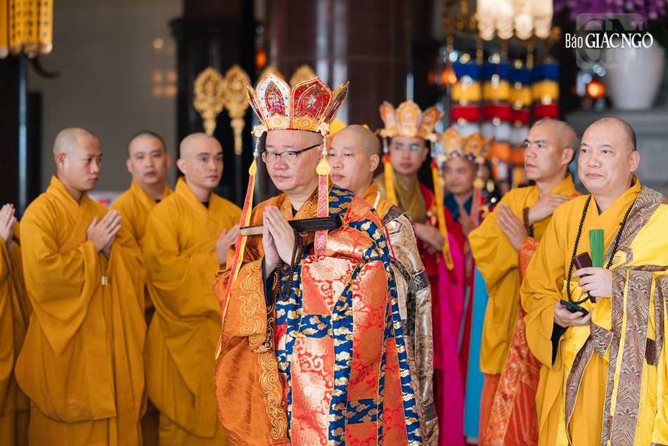 Thượng tọa Thích Thanh Lợi chủ trì các nghi lễ Phật giáo miền Bắc