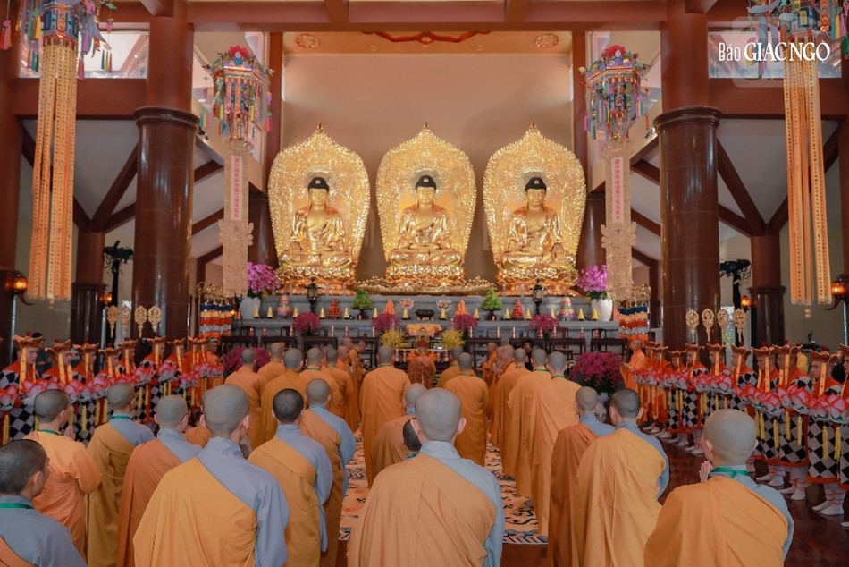 Ban Kinh sư Phật giáo Huế thực hiện nghi thức chẩn tế và lục cúng hoa đăng kết thúc chương trình nghi lễ tại Đại lễ Vesak 2025