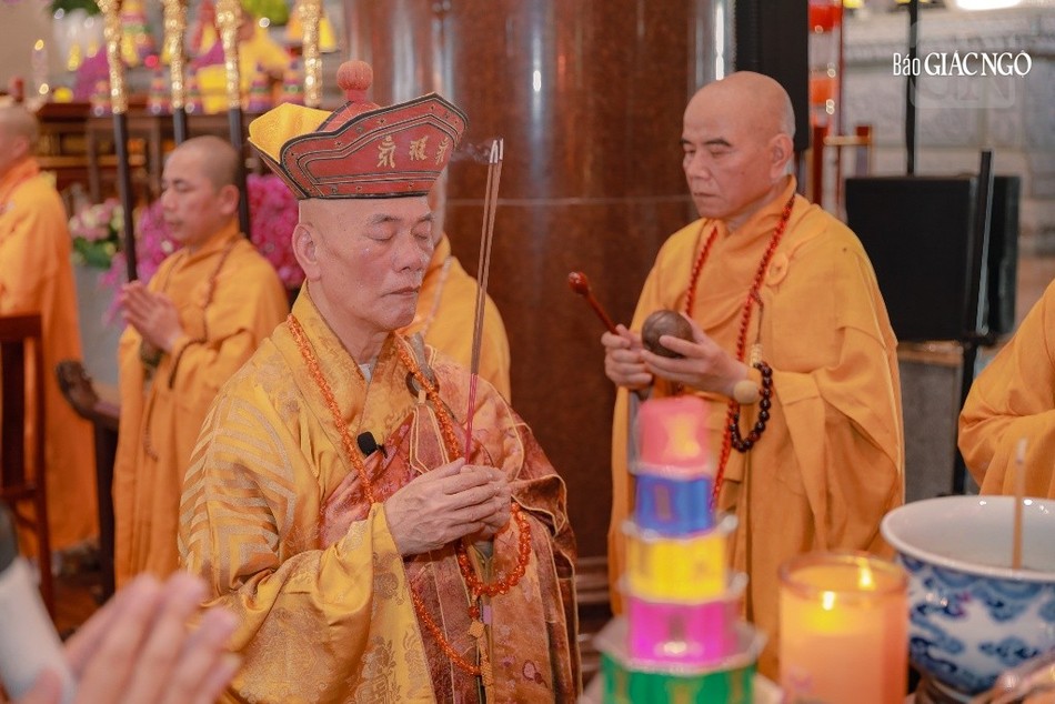 Hòa thượng Thích Giác Đạo cùng chư tôn đức Ban Kinh sư cử hành nghi thức