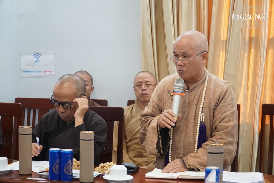 Thượng tọa Thích Giác Dũng, Phó Viện trưởng kiêm Trợ lý Hòa thượng Viện trưởng trình bày việc bảo vệ luận văn thạc sĩ và đề cương luận văn thạc sĩ