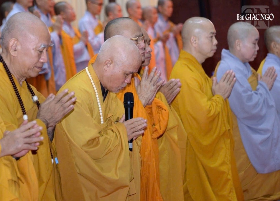 Thượng tọa Thích Giác Dũng, Phó Viện trưởng, Trưởng khoa Luật học Phật giáo khải bạch cầu giáo giới