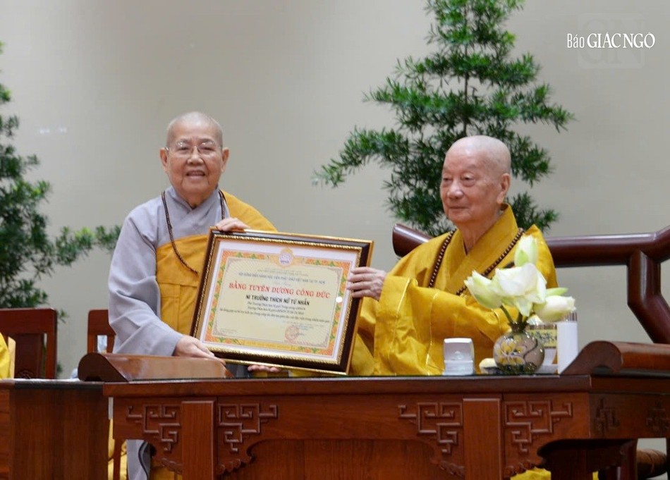 Đại lão Hòa thượng Viện trưởng trao Bằng tuyên dương công đức đến Ni trưởng Thích nữ Từ Nhẫn Đại lão Hòa thượng Viện trưởng trao Bằng tuyên dương công đức đến Ni trưởng Thích nữ Từ Nhẫn