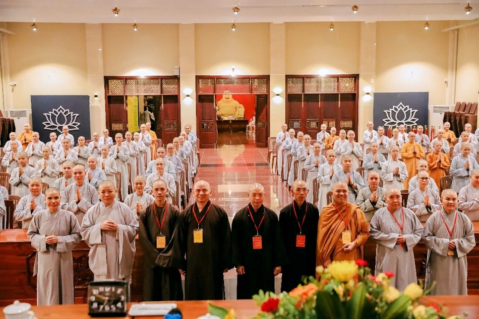 Chư tôn đức Hội đồng Tuyển sinh chụp hình lưu niệm với Ni sinh thí sinh khóa XX đang nội trú tại chùa Thanh Tâm, chuẩn bị dự thi