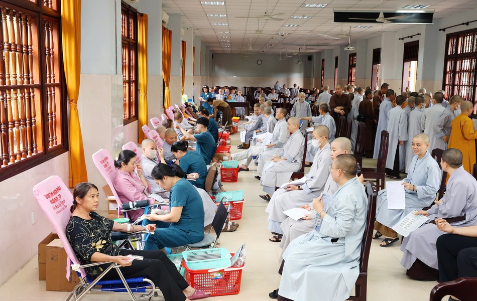 Chư Ni, Phật tử tham gia hiến máu Chư Ni, Phật tử tham gia hiến máu