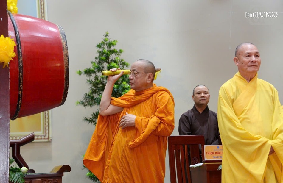 Hòa thượng Thích Bửu Chánh đánh trống khai giảng năm học mới 2025-2026