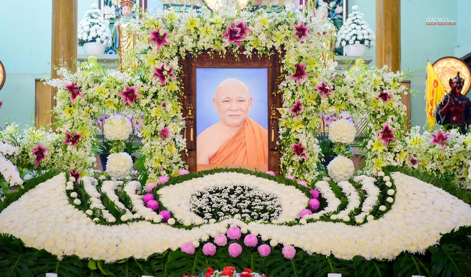 Trao quyết định bổ nhiệm trụ trì Linh Quang tịnh xá đến Thượng tọa Thích Minh Huệ | Giác Ngộ Online