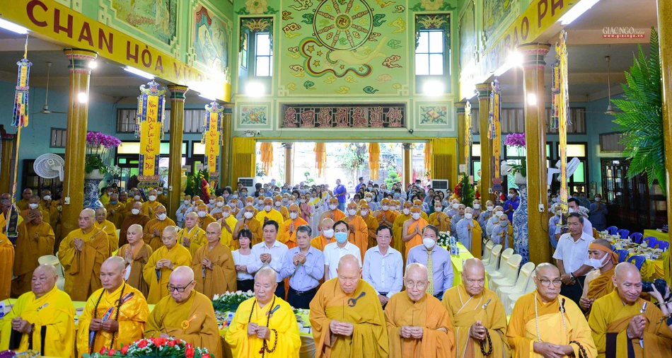 Trao quyết định bổ nhiệm trụ trì Linh Quang tịnh xá đến Thượng tọa Thích Minh Huệ | Giác Ngộ Online