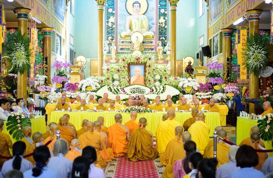 Trao quyết định bổ nhiệm trụ trì Linh Quang tịnh xá đến Thượng tọa Thích Minh Huệ | Giác Ngộ Online