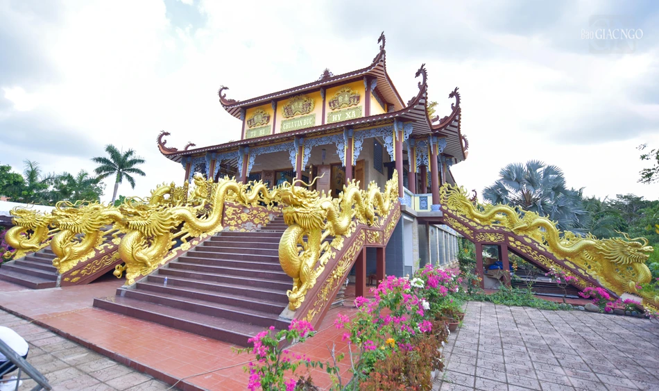 KHUNG CẢNH CHÙA VẠN PHƯỚC BẾN TRE THANH TỊNH GIỮA THIÊN NHIÊN XANH MÁT