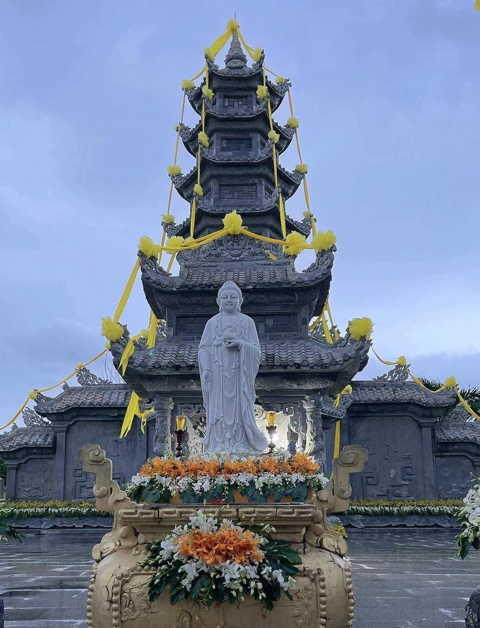 CHÙA THIÊN ÂN VẠN NINH MANG PHONG CÁCH NHẬT BẢN GIỮA CẢNH SẮC THIÊN NHIÊN