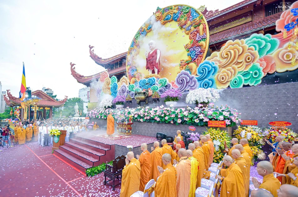 Trang nghiêm Đại lễ Phật đản Phật lịch 2570 tại Việt Nam Quốc Tự | Giác Ngộ  Online
