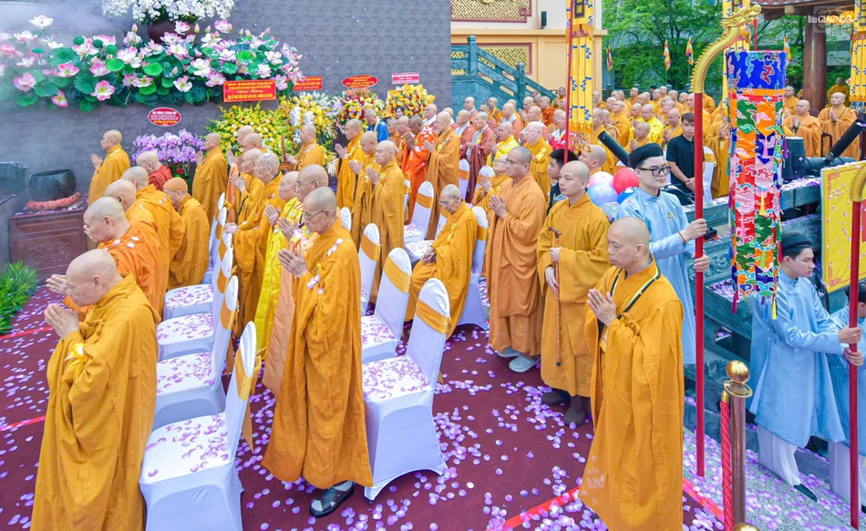 Trang nghiêm Đại lễ Phật đản Phật lịch 2570 tại Việt Nam Quốc Tự | Giác Ngộ  Online
