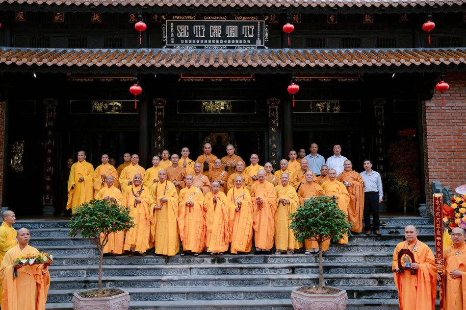 Lưu niệm trước chánh điện chùa Cảnh Tiên Lưu niệm trước chánh điện chùa Cảnh Tiên