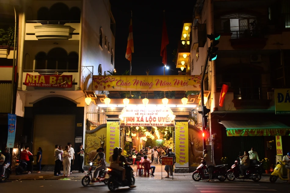 CHÙA LỘC UYỂN QUẬN 6 TRANG TRÍ ĐÈN HOA RỰC RỠ MÙA LỄ HỘI