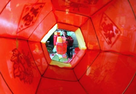 Tường đèn lồng ở Vĩnh Tế, Sơn Tây hôm 2/2. Chuẩn bị đèn lồng tại một ngôi làng thuộc tỉnh Sơn Tây. Nghệ nhân ở Tô Châu, Giang Tô đang "tút" lại đèn lồng cá chép. Hai học sinh tiểu học ở Liễu Châu, Quảng Tây khoe đèn lồng của mình. Đèn hình trâu tại quảng trường ở Hàng Châu, tỉnh Chiết Giang. Bé trai Hàng Châu chụp hình với đèn lồng trâu vàng. Thợ thủ công xưởng Điêu khắc và Đèn lồng Dongwu (Tô Châu, Giang Tô) bận rộn với công việc chuẩn bị đèn trâu... ... và không quên kiểm tra lại đèn kéo quân truyền thống... ... lẫn đèn lồng cá chép quen thuộc. Trung Quốc chờ đón lễ hội đèn lồng