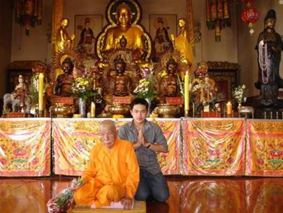 Hòa thượng Tăng trưởng hệ phái Phật giáo Annamnikaya (tức là người đứng đầu của An Nam Tông) tại Thái Lan Thích Kính Chiếu kể về quá trình phát triển của các chùa Việt Nam ở Thái. Các sư người Thái Lan đọc tụng kinh bằng tiếng Việt. Hòa thượng Tăng trưởng hệ phái Phật giáo Annamnikaya (tức là người đứng đầu của An Nam Tông) tại Thái Lan Thích Kính Chiếu kể về quá trình phát triển của các chùa Việt Nam ở Thái. Các sư người Thái Lan đọc tụng kinh bằng tiếng Việt.