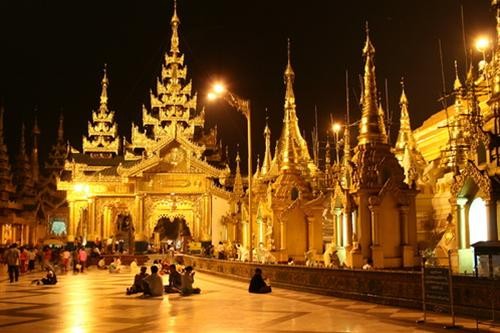 Một góc huy hoàng của Shwedagon Một góc huy hoàng của Shwedagon