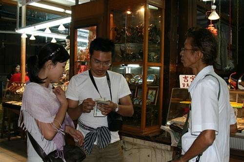 Đổi tiền trong chợ Bogyoke Aung San Đổi tiền trong chợ Bogyoke Aung San