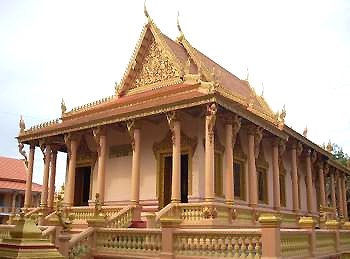 Chùa Khmer Nam Bộ nói chung đều mang kiến trúc Angkor. Chùa Khmer Nam Bộ nói chung đều mang kiến trúc Angkor.