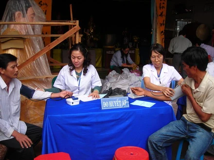 CỨU TRỢ NHU YẾU PHẨM CHO GIA ĐÌNH NGHÈO TRONG NHỮNG CHUYẾN ĐI THIỆN TÂM