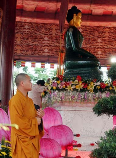 Tượng Phật ngọc tọa lạc trên đài sen trong ngôi chùa cổ miền Bắc. Hai ngày sau khi mở cửa tự do để người dân chiêm bái tượng Phật ngọc, lượng người kéo đến đây vẫn khá đông. Dù lượng người đến xem đông nhưng theo anh thanh niên này, ảnh tượng Phật ngọc bán không đắt hàng. "Xuống giá 10.000 đồng một ảnh to một ảnh nhỏ nhưng cũng chẳng mấy người mua. Từ sáng tới giờ tôi mới bán được chừng 300 tấm", người này nói. Tương tự, các cửa hàng bán tranh tượng Phật in trên gỗ, ảnh tượng Phật in trên đá... cũng ế ẩm. Trong khi đó, một công ty chuyên kinh doanh quà tặng đã chép nguyên mẫu tượng Phật ngọc để đúc lại với kích cỡ nhỏ hơn. Dù không phải làm thủ công mà được đúc bằng bột đá nhưng giá một bức tượng cao chừng 50 cm là 5 triệu đồng, còn bức tượng nhỏ bằng bàn tay giá 300.000 đồng. Loại tượng đặc biệt này đã thu hút sự chú ý của người xem. Tuy nhiên, nhiều người cũng chỉ dám cầm lên xem rồi đặt xuống... ... hay chụp bức ảnh làm kỷ niệm, thay vì chụp bức ảnh Phật ngọc nguyên mẫu được đặt ở quá xa. Dịch vụ chụp ảnh lấy ngay trong 5 phút cũng khá hút khách vì ai cũng muốn có một bức hình làm kỷ niệm nhân dịp tận mắt ngắm bức tượng Phật ngọc lớn nhất thế giới. Còn ở ngoài đường, mỗi khi có ôtô chở khách xịch đỗ là hàng chục người dân đi xe máy chạy tới mời đi xe ôm giá 10.000 - 15.000 đồng một lượt cho quãng đường 5-6 km. Nếu không đi xe ôm, du khách sẽ phải đi bộ vài km mới tới được nơi bày tượng Phật. Tượng Phật ngọc tọa lạc trên đài sen trong ngôi chùa cổ miền Bắc. Hai ngày sau khi mở cửa tự do để người dân chiêm bái tượng Phật ngọc, lượng người kéo đến đây vẫn khá đông. Dù lượng người đến xem đông nhưng theo anh thanh niên này, ảnh tượng Phật ngọc bán không đắt hàng. "Xuống giá 10.000 đồng một ảnh to một ảnh nhỏ nhưng cũng chẳng mấy người mua. Từ sáng tới giờ tôi mới bán được chừng 300 tấm", người này nói. Tương tự, các cửa hàng bán tranh tượng Phật in trên gỗ, ảnh tượng Phật in trên đá... cũng ế ẩm. Trong khi đó, một công ty chuyên kinh doanh quà tặng đã chép nguyên mẫu tượng Phật ngọc để đúc lại với kích cỡ nhỏ hơn. Dù không phải làm thủ công mà được đúc bằng bột đá nhưng giá một bức tượng cao chừng 50 cm là 5 triệu đồng, còn bức tượng nhỏ bằng bàn tay giá 300.000 đồng. Loại tượng đặc biệt này đã thu hút sự chú ý của người xem. Tuy nhiên, nhiều người cũng chỉ dám cầm lên xem rồi đặt xuống... ... hay chụp bức ảnh làm kỷ niệm, thay vì chụp bức ảnh Phật ngọc nguyên mẫu được đặt ở quá xa. Dịch vụ chụp ảnh lấy ngay trong 5 phút cũng khá hút khách vì ai cũng muốn có một bức hình làm kỷ niệm nhân dịp tận mắt ngắm bức tượng Phật ngọc lớn nhất thế giới. Còn ở ngoài đường, mỗi khi có ôtô chở khách xịch đỗ là hàng chục người dân đi xe máy chạy tới mời đi xe ôm giá 10.000 - 15.000 đồng một lượt cho quãng đường 5-6 km. Nếu không đi xe ôm, du khách sẽ phải đi bộ vài km mới tới được nơi bày tượng Phật.