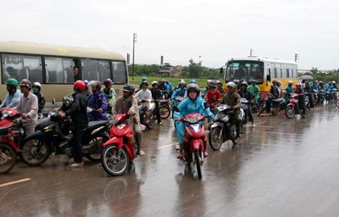 Tượng Phật ngọc tọa lạc trên đài sen trong ngôi chùa cổ miền Bắc. Hai ngày sau khi mở cửa tự do để người dân chiêm bái tượng Phật ngọc, lượng người kéo đến đây vẫn khá đông. Dù lượng người đến xem đông nhưng theo anh thanh niên này, ảnh tượng Phật ngọc bán không đắt hàng. "Xuống giá 10.000 đồng một ảnh to một ảnh nhỏ nhưng cũng chẳng mấy người mua. Từ sáng tới giờ tôi mới bán được chừng 300 tấm", người này nói. Tương tự, các cửa hàng bán tranh tượng Phật in trên gỗ, ảnh tượng Phật in trên đá... cũng ế ẩm. Trong khi đó, một công ty chuyên kinh doanh quà tặng đã chép nguyên mẫu tượng Phật ngọc để đúc lại với kích cỡ nhỏ hơn. Dù không phải làm thủ công mà được đúc bằng bột đá nhưng giá một bức tượng cao chừng 50 cm là 5 triệu đồng, còn bức tượng nhỏ bằng bàn tay giá 300.000 đồng. Loại tượng đặc biệt này đã thu hút sự chú ý của người xem. Tuy nhiên, nhiều người cũng chỉ dám cầm lên xem rồi đặt xuống... ... hay chụp bức ảnh làm kỷ niệm, thay vì chụp bức ảnh Phật ngọc nguyên mẫu được đặt ở quá xa. Dịch vụ chụp ảnh lấy ngay trong 5 phút cũng khá hút khách vì ai cũng muốn có một bức hình làm kỷ niệm nhân dịp tận mắt ngắm bức tượng Phật ngọc lớn nhất thế giới. Còn ở ngoài đường, mỗi khi có ôtô chở khách xịch đỗ là hàng chục người dân đi xe máy chạy tới mời đi xe ôm giá 10.000 - 15.000 đồng một lượt cho quãng đường 5-6 km. Nếu không đi xe ôm, du khách sẽ phải đi bộ vài km mới tới được nơi bày tượng Phật. Tượng Phật ngọc tọa lạc trên đài sen trong ngôi chùa cổ miền Bắc. Hai ngày sau khi mở cửa tự do để người dân chiêm bái tượng Phật ngọc, lượng người kéo đến đây vẫn khá đông. Dù lượng người đến xem đông nhưng theo anh thanh niên này, ảnh tượng Phật ngọc bán không đắt hàng. "Xuống giá 10.000 đồng một ảnh to một ảnh nhỏ nhưng cũng chẳng mấy người mua. Từ sáng tới giờ tôi mới bán được chừng 300 tấm", người này nói. Tương tự, các cửa hàng bán tranh tượng Phật in trên gỗ, ảnh tượng Phật in trên đá... cũng ế ẩm. Trong khi đó, một công ty chuyên kinh doanh quà tặng đã chép nguyên mẫu tượng Phật ngọc để đúc lại với kích cỡ nhỏ hơn. Dù không phải làm thủ công mà được đúc bằng bột đá nhưng giá một bức tượng cao chừng 50 cm là 5 triệu đồng, còn bức tượng nhỏ bằng bàn tay giá 300.000 đồng. Loại tượng đặc biệt này đã thu hút sự chú ý của người xem. Tuy nhiên, nhiều người cũng chỉ dám cầm lên xem rồi đặt xuống... ... hay chụp bức ảnh làm kỷ niệm, thay vì chụp bức ảnh Phật ngọc nguyên mẫu được đặt ở quá xa. Dịch vụ chụp ảnh lấy ngay trong 5 phút cũng khá hút khách vì ai cũng muốn có một bức hình làm kỷ niệm nhân dịp tận mắt ngắm bức tượng Phật ngọc lớn nhất thế giới. Còn ở ngoài đường, mỗi khi có ôtô chở khách xịch đỗ là hàng chục người dân đi xe máy chạy tới mời đi xe ôm giá 10.000 - 15.000 đồng một lượt cho quãng đường 5-6 km. Nếu không đi xe ôm, du khách sẽ phải đi bộ vài km mới tới được nơi bày tượng Phật.