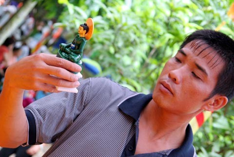 Tượng Phật ngọc tọa lạc trên đài sen trong ngôi chùa cổ miền Bắc. Hai ngày sau khi mở cửa tự do để người dân chiêm bái tượng Phật ngọc, lượng người kéo đến đây vẫn khá đông. Dù lượng người đến xem đông nhưng theo anh thanh niên này, ảnh tượng Phật ngọc bán không đắt hàng. "Xuống giá 10.000 đồng một ảnh to một ảnh nhỏ nhưng cũng chẳng mấy người mua. Từ sáng tới giờ tôi mới bán được chừng 300 tấm", người này nói. Tương tự, các cửa hàng bán tranh tượng Phật in trên gỗ, ảnh tượng Phật in trên đá... cũng ế ẩm. Trong khi đó, một công ty chuyên kinh doanh quà tặng đã chép nguyên mẫu tượng Phật ngọc để đúc lại với kích cỡ nhỏ hơn. Dù không phải làm thủ công mà được đúc bằng bột đá nhưng giá một bức tượng cao chừng 50 cm là 5 triệu đồng, còn bức tượng nhỏ bằng bàn tay giá 300.000 đồng. Loại tượng đặc biệt này đã thu hút sự chú ý của người xem. Tuy nhiên, nhiều người cũng chỉ dám cầm lên xem rồi đặt xuống... ... hay chụp bức ảnh làm kỷ niệm, thay vì chụp bức ảnh Phật ngọc nguyên mẫu được đặt ở quá xa. Dịch vụ chụp ảnh lấy ngay trong 5 phút cũng khá hút khách vì ai cũng muốn có một bức hình làm kỷ niệm nhân dịp tận mắt ngắm bức tượng Phật ngọc lớn nhất thế giới. Còn ở ngoài đường, mỗi khi có ôtô chở khách xịch đỗ là hàng chục người dân đi xe máy chạy tới mời đi xe ôm giá 10.000 - 15.000 đồng một lượt cho quãng đường 5-6 km. Nếu không đi xe ôm, du khách sẽ phải đi bộ vài km mới tới được nơi bày tượng Phật. Tượng Phật ngọc tọa lạc trên đài sen trong ngôi chùa cổ miền Bắc. Hai ngày sau khi mở cửa tự do để người dân chiêm bái tượng Phật ngọc, lượng người kéo đến đây vẫn khá đông. Dù lượng người đến xem đông nhưng theo anh thanh niên này, ảnh tượng Phật ngọc bán không đắt hàng. "Xuống giá 10.000 đồng một ảnh to một ảnh nhỏ nhưng cũng chẳng mấy người mua. Từ sáng tới giờ tôi mới bán được chừng 300 tấm", người này nói. Tương tự, các cửa hàng bán tranh tượng Phật in trên gỗ, ảnh tượng Phật in trên đá... cũng ế ẩm. Trong khi đó, một công ty chuyên kinh doanh quà tặng đã chép nguyên mẫu tượng Phật ngọc để đúc lại với kích cỡ nhỏ hơn. Dù không phải làm thủ công mà được đúc bằng bột đá nhưng giá một bức tượng cao chừng 50 cm là 5 triệu đồng, còn bức tượng nhỏ bằng bàn tay giá 300.000 đồng. Loại tượng đặc biệt này đã thu hút sự chú ý của người xem. Tuy nhiên, nhiều người cũng chỉ dám cầm lên xem rồi đặt xuống... ... hay chụp bức ảnh làm kỷ niệm, thay vì chụp bức ảnh Phật ngọc nguyên mẫu được đặt ở quá xa. Dịch vụ chụp ảnh lấy ngay trong 5 phút cũng khá hút khách vì ai cũng muốn có một bức hình làm kỷ niệm nhân dịp tận mắt ngắm bức tượng Phật ngọc lớn nhất thế giới. Còn ở ngoài đường, mỗi khi có ôtô chở khách xịch đỗ là hàng chục người dân đi xe máy chạy tới mời đi xe ôm giá 10.000 - 15.000 đồng một lượt cho quãng đường 5-6 km. Nếu không đi xe ôm, du khách sẽ phải đi bộ vài km mới tới được nơi bày tượng Phật.