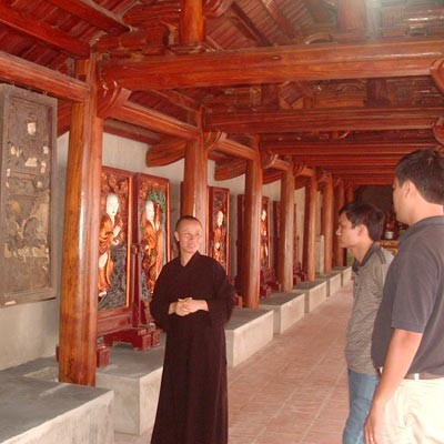 Sư thầy trụ trì chùa Trăm Gian đang kể lại những bức tranh cổ Sư thầy trụ trì chùa Trăm Gian đang kể lại những bức tranh cổ