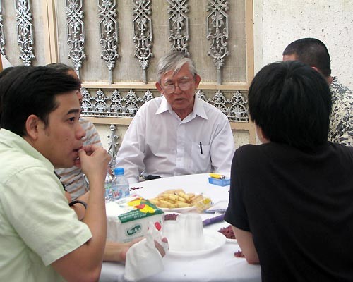 Diễn viên, nhà biên kịch Huỳnh Văn Nĩ, cha đạo diễn Huỳnh Phúc Điền kể lại những ngày cuối cùng của con trai trên giường bệnh cho bạn bè của anh. Diễn viên, nhà biên kịch Huỳnh Văn Nĩ, cha đạo diễn Huỳnh Phúc Điền kể lại những ngày cuối cùng của con trai trên giường bệnh cho bạn bè của anh.