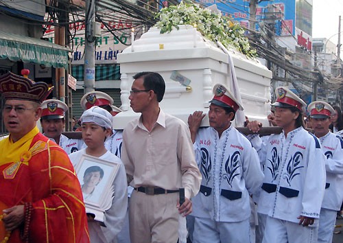 Màu trắng đưa Huỳnh Phúc Điền về nơi an nghỉ cuối cùng.
