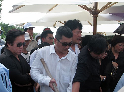 Bạn bè nghệ sĩ mỗi người một xẻng đất chia tay đạo diễn Huỳnh Phúc Điền.