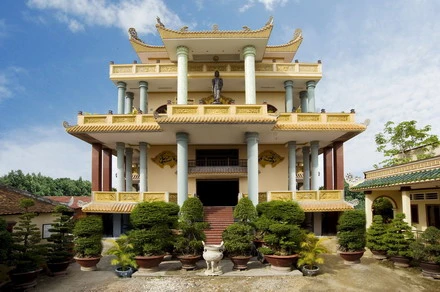 CHÙA GIÁC QUANG BÌNH THẠNH VỚI MÁI NGÓI ĐỎ CỔ KÍNH VÀ SÂN VƯỜN XANH MÁT