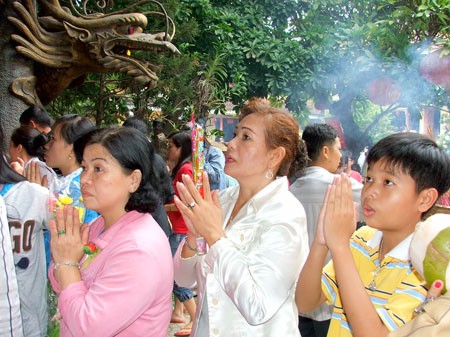 Cầu nguyện trong lễ Vu lan tại chùa Phổ Quang. Ảnh: HOÀI NAM Cầu nguyện trong lễ Vu lan tại chùa Phổ Quang. Ảnh: HOÀI NAM