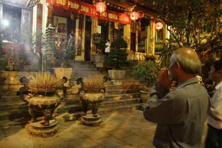 Cầu nguyện lễ vu lan tại chùa Quán Sứ Ảnh minh họa