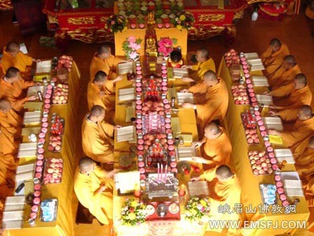 Các đạo tràng Phật giáo ở Trung Quốc tổ chức Pháp hội nhân mùa "Vu Lan báo ân”còn gọi là ngày "Phật hoan hỷ" ảnh 16 caunguyen 17.jpg