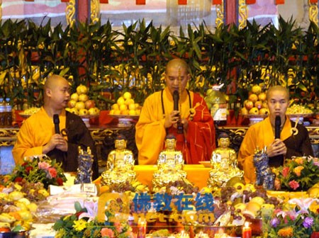 Các đạo tràng Phật giáo ở Trung Quốc tổ chức Pháp hội nhân mùa "Vu Lan báo ân”còn gọi là ngày "Phật hoan hỷ" ảnh 45 caunguyen 45.jpg