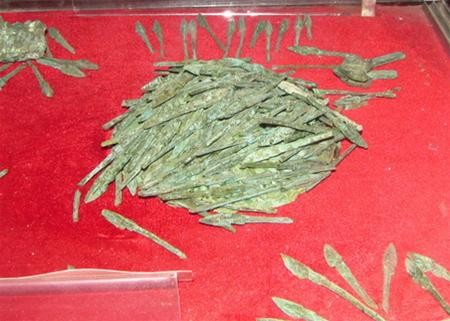 Những mũi tên này được khai quật tại di chỉ Cầu Vực, Cổ Loa có niên đại 2.000-2.500 năm Những mũi tên này được khai quật tại di chỉ Cầu Vực, Cổ Loa có niên đại 2.000-2.500 năm